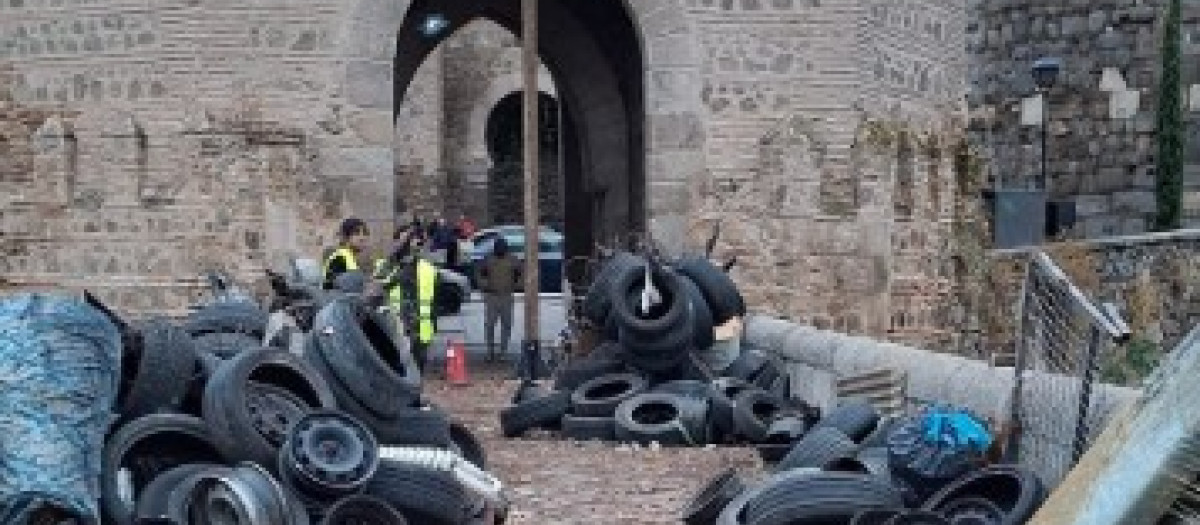 Chatarra de atrezo durante el rodaje de The Walking Dead en el Puente de Alcántara