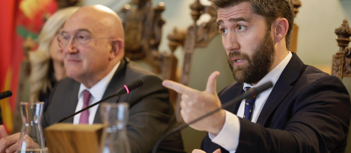 El concejal de Hacienda de Valladolid, Francisco Blanco, y el alcalde, Jesús Julio Carnero