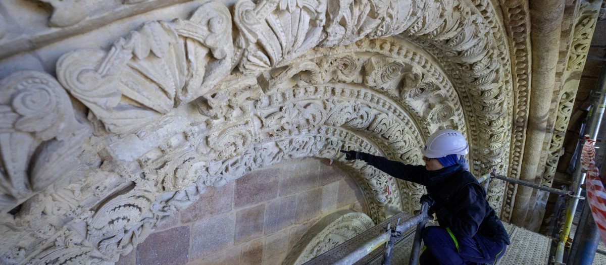 El consejero de Cultura visita la restauración de la portada occidental de la basílica de San Vicente en Ávila