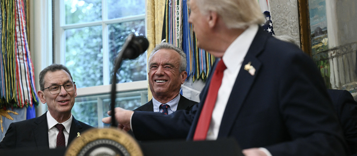 El presidente Donald Trump, junto al secretario de Salud Robert F. Kennedy y el CEO de Pfizer