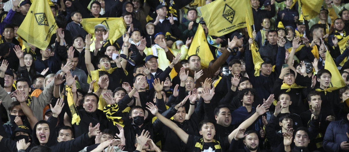 Aficionados del Kairat Almaty durante el partido ante el Real Madrid