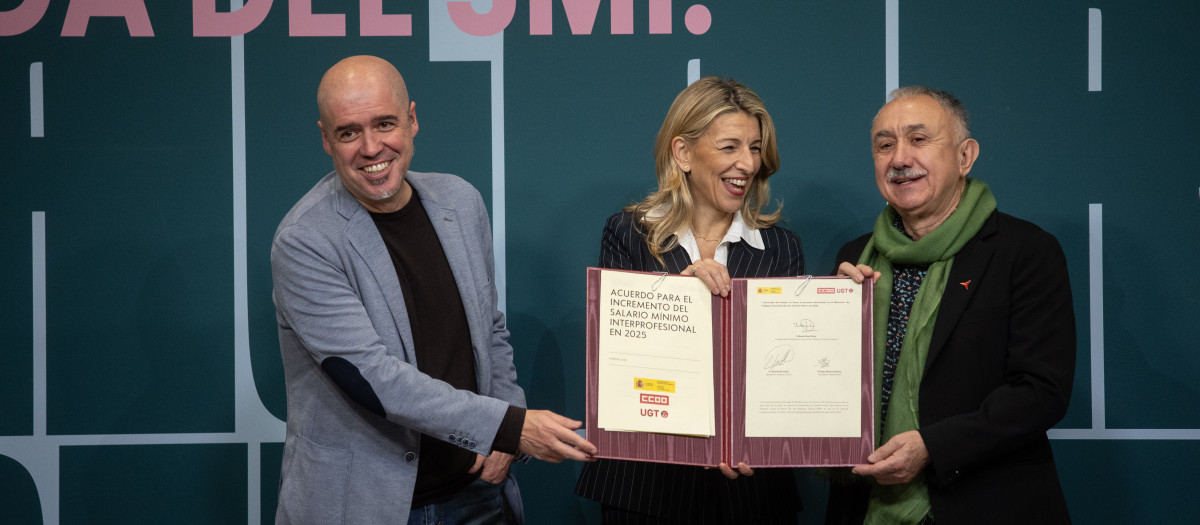 La vicepresidenta segunda y ministra de Trabajo y Economía Social, Yolanda Díaz, el secretario general de CCOO, Unai Sordo, y el secretario general de UGT, Pepe Álvarez