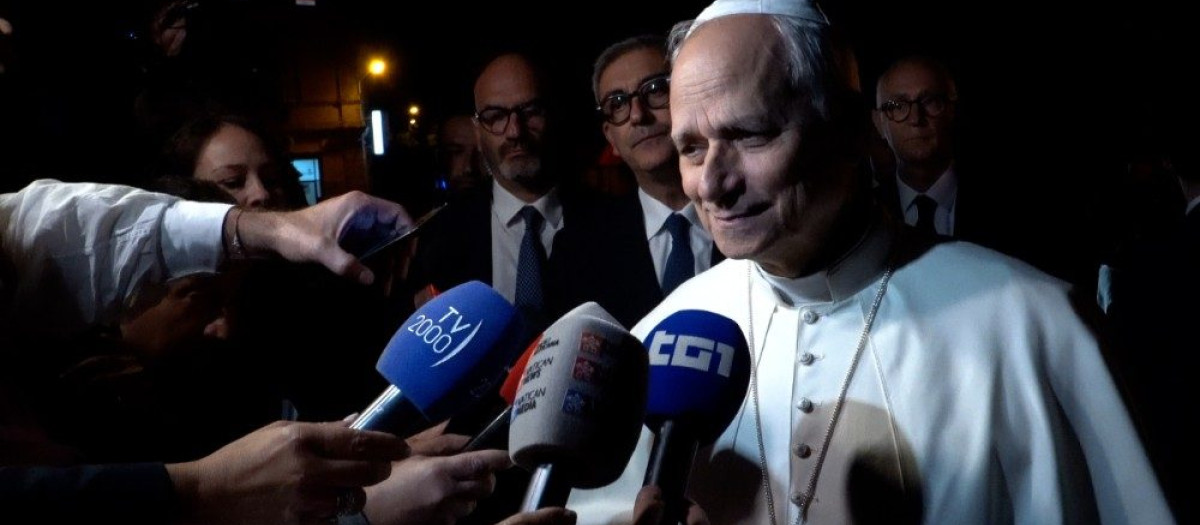 León xiv atendiendo a los medios a su salida de la villa de Castelgandolfo