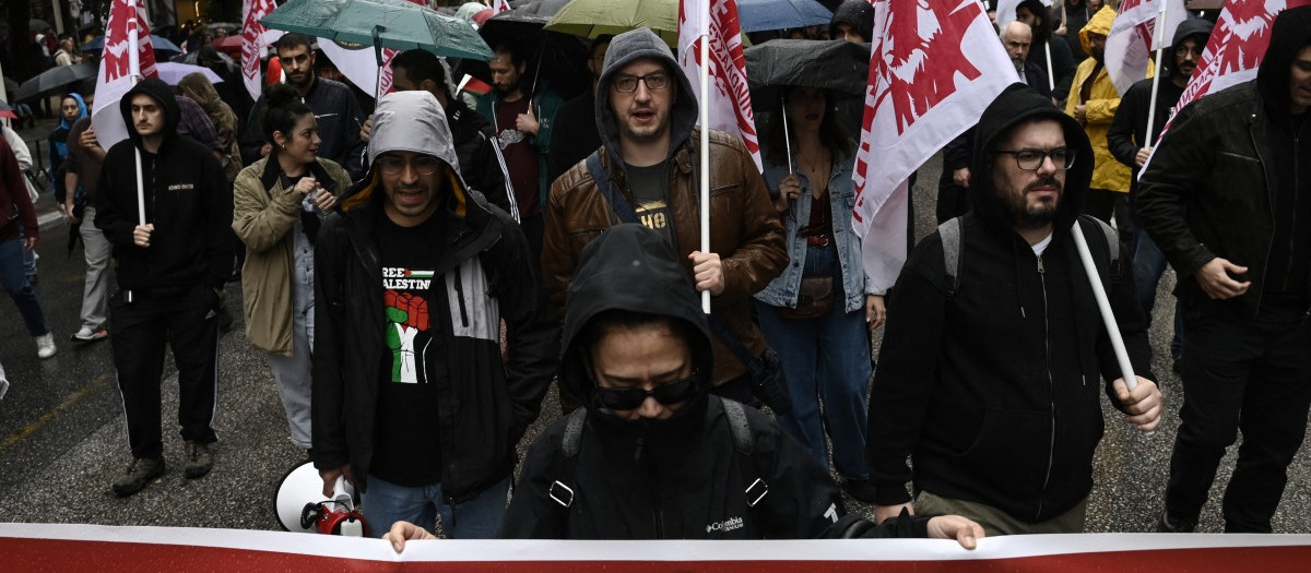 People take part in a demonstration as part of a one-day general strike in Thessaloniki on October 1, 2025. Greece will grind to a halt on Wednesday in a 24-hour general strike against plans by the conservative government to introduce a 13-hour workday.Transport in Athens, trains and ferry services will be disrupted while teachers, hospital staff, and civil servants are also taking part in the mobilization. (Photo by Sakis Mitrolidis / AFP)