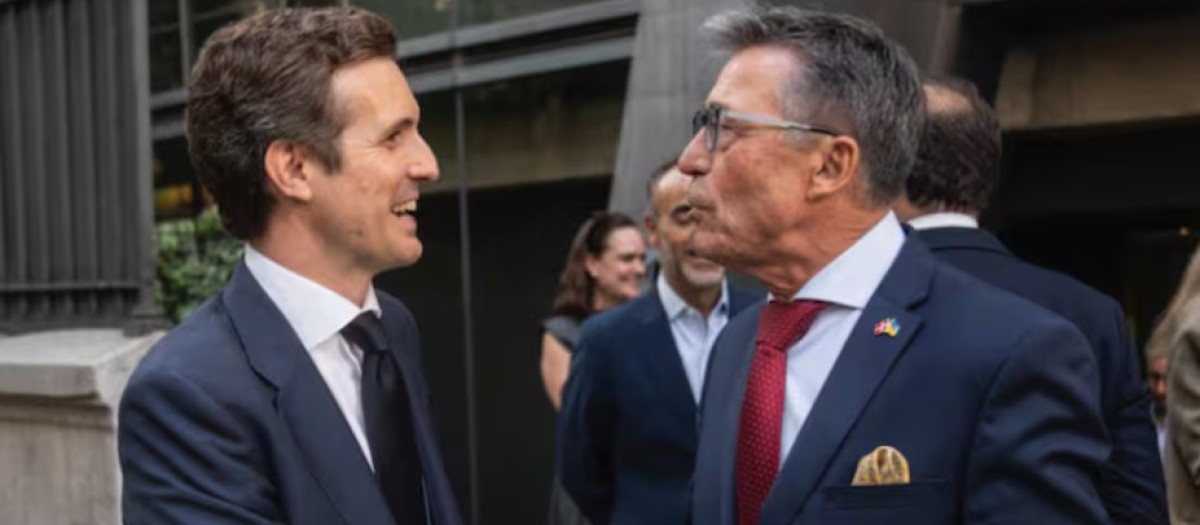 Pablo Casado, fundador del fondo Hyperion, da la mano al ex primer ministro danés y ex secretario general de la OTAN, Anders Fogh Rasmusenn