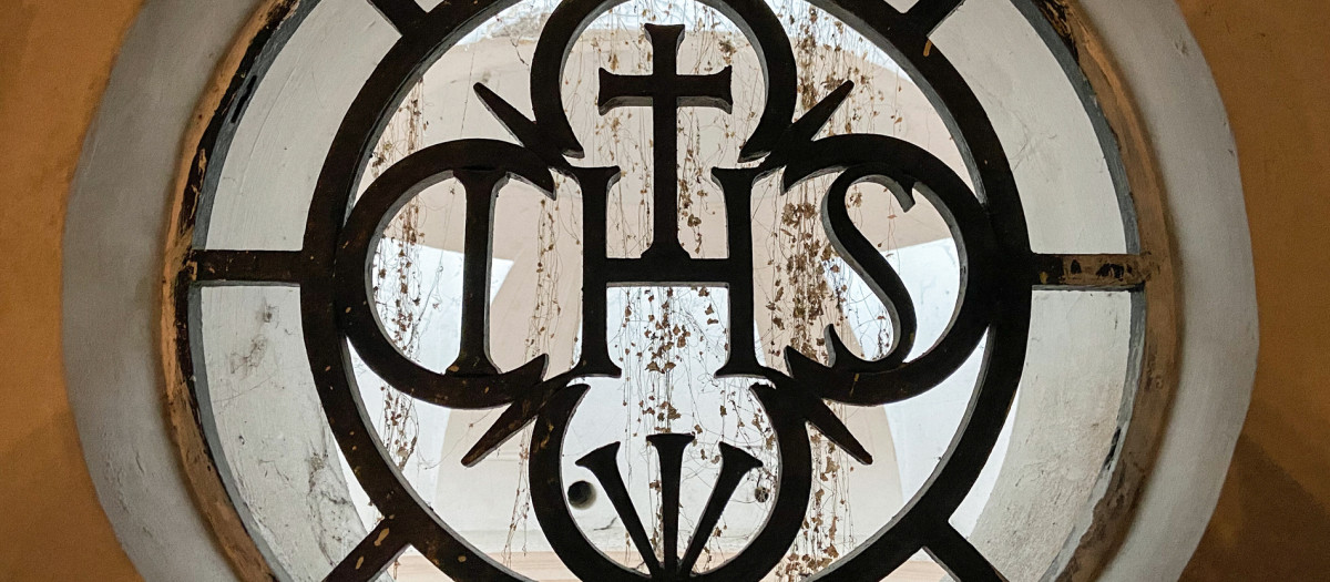 Una ventana con el célebre anagrama vinculado a los jesuitas: IHS