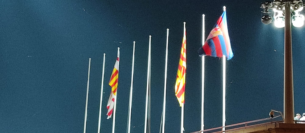 Las astas del estadio de Montjuïc, sin la bandera de España