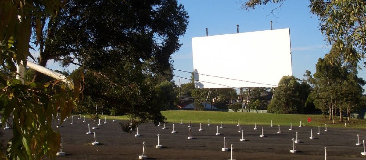 Imagen de un autocine durante el día