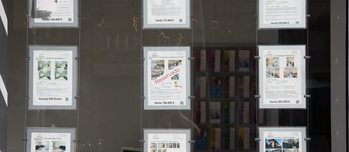 Anuncios de pisos en venta en una inmobiliaria