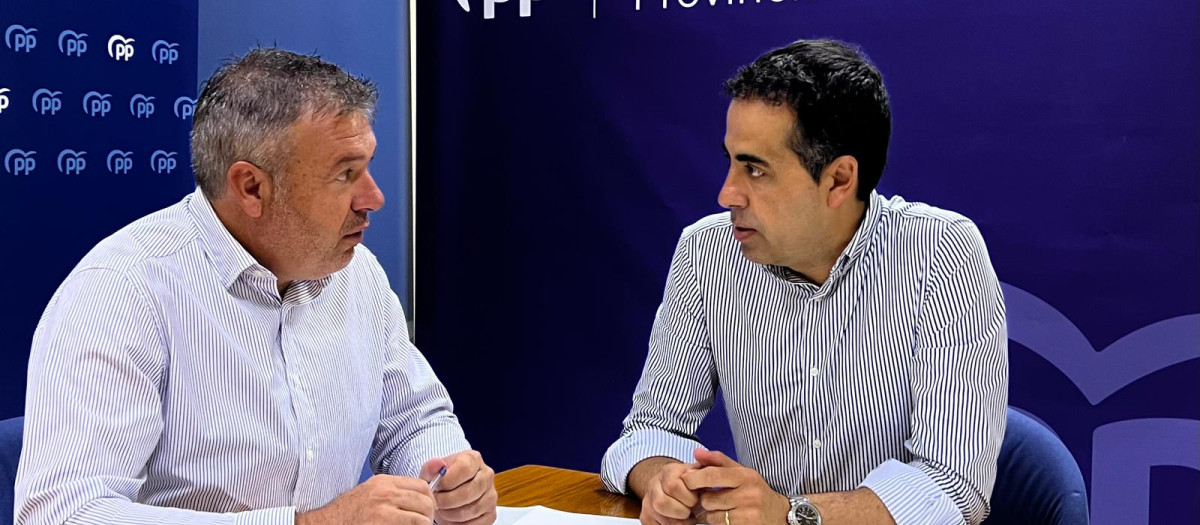Héctor Folgado, vicesecretario general de Organización del PPCS, junto a Alfonso Arín, portavoz PP