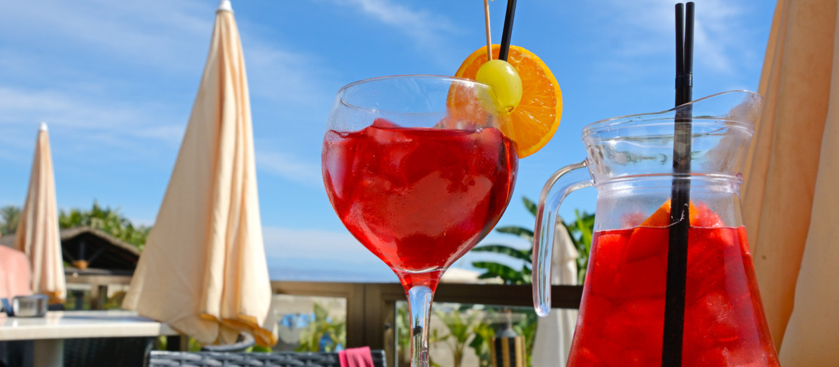 Jarra de sangría en una playa de Andalucía.