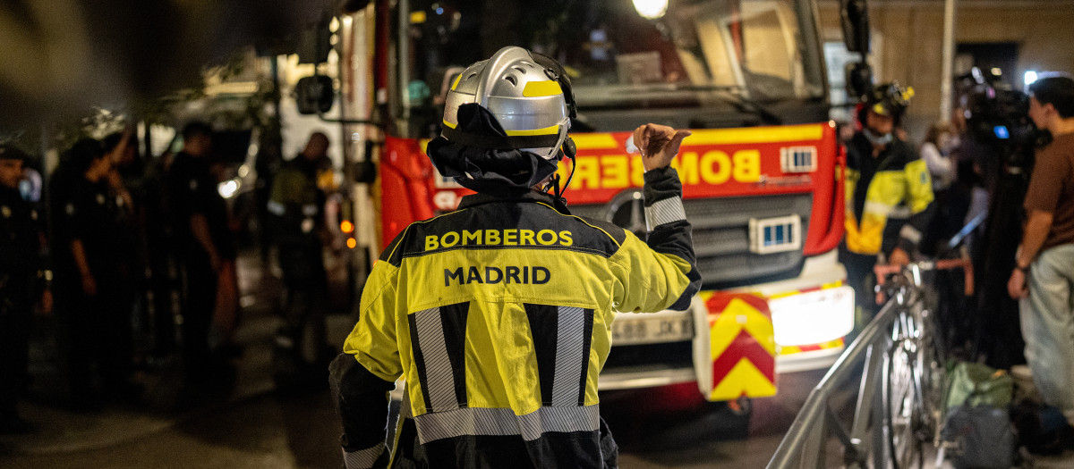 Bomberos en la calle Hileras de Madrid