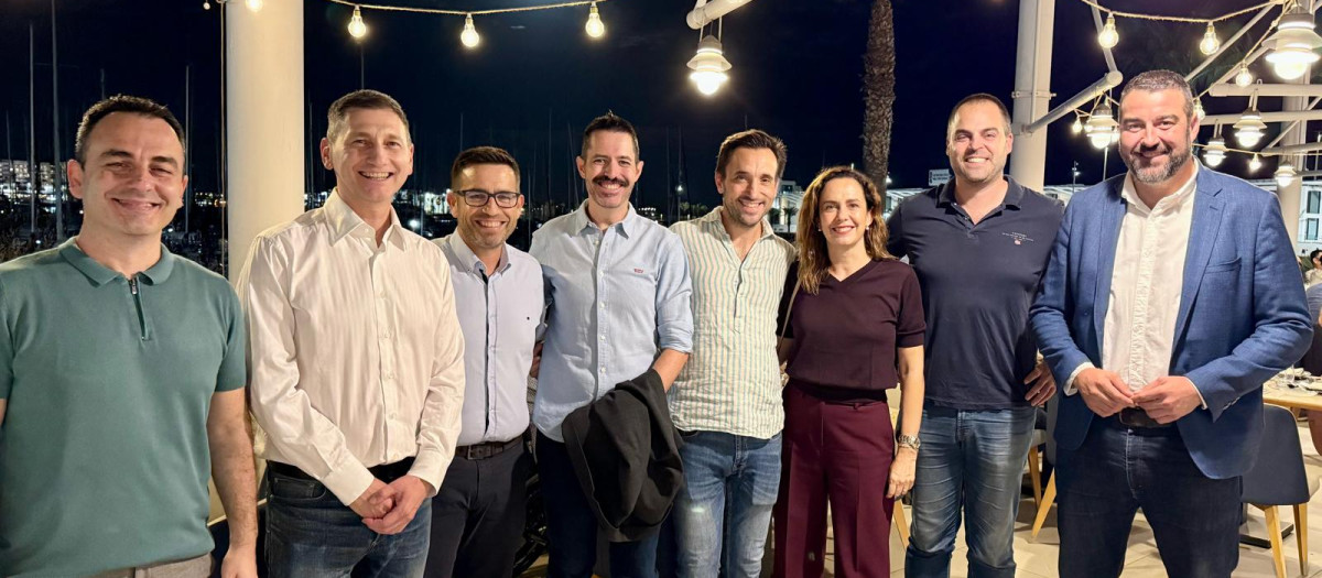 El director del Patronato Costa Blanca, José Mancebo, junto a la directora del Aeropuerto Alicante-Elche Miguel Hernández, Laura Navarro y representantes de Skyway, AENA y EuroControl