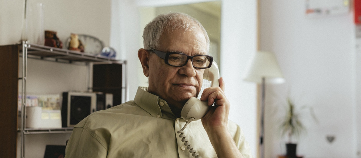 Una persona mayor hablando por teléfono
