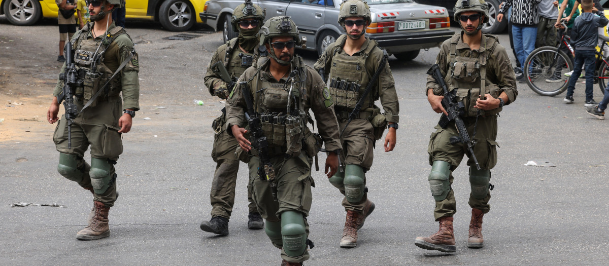 Las fuerzas de seguridad israelíes bloquean una carretera en la ciudad de Hebrón, Cisjordania ocupada,