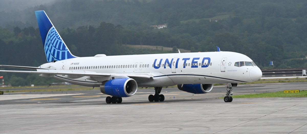 Llegada del primer vuelo regular operado por United Airlines entre Bilbao y Nueva York, en el aeropuerto de Loiu, a 1 de junio de 2025, en Bilbao, Vizcaya, País Vasco (España). Este vuelo inaugural, el UA633, partió ayer, 31 de mayo, desde el aeropuerto de Newark (Nueva York) a las 21:15 horas hora local y ha aterrizado en Bilbao a las 10:45 horas de hoy, 1 de junio, marcando la primera conexión transoceánica regular de la historia del aeropuerto de Bilbao.

David de Haro / Europa Press
01 JUNIO 2025;VUELO;TRANSOCEÁNICO;INAUGURAL;AEROPUERTO
01/6/2025