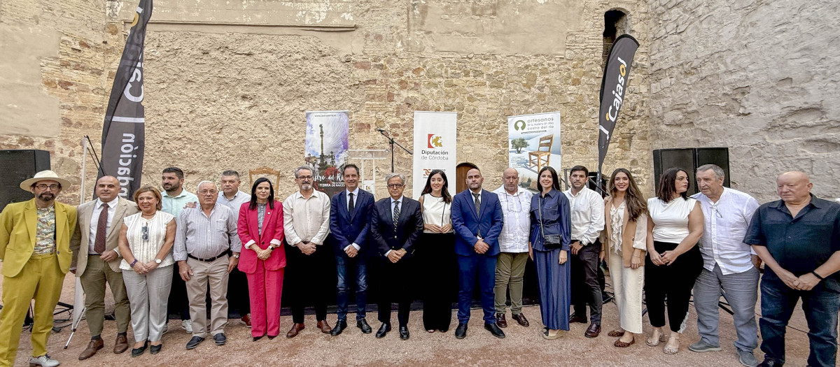 Autoridades y artesanos en la inauguración de Ars Olea