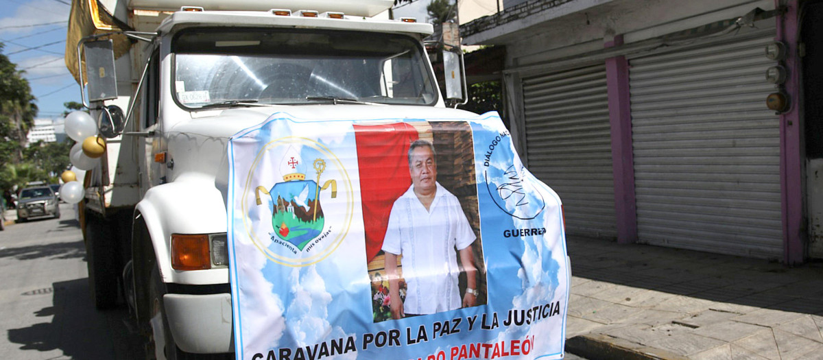 Un vehículo durante una caravana por la Paz de este sábado
