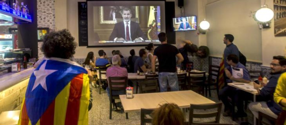 Un bar en Barcelona durante el discurso del Rey de octubre de 2017