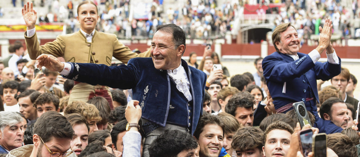 Curro Vázquez, César Rincón y Olga Casado, a hombros tras triunfar en el festival por monumento a Antoñete