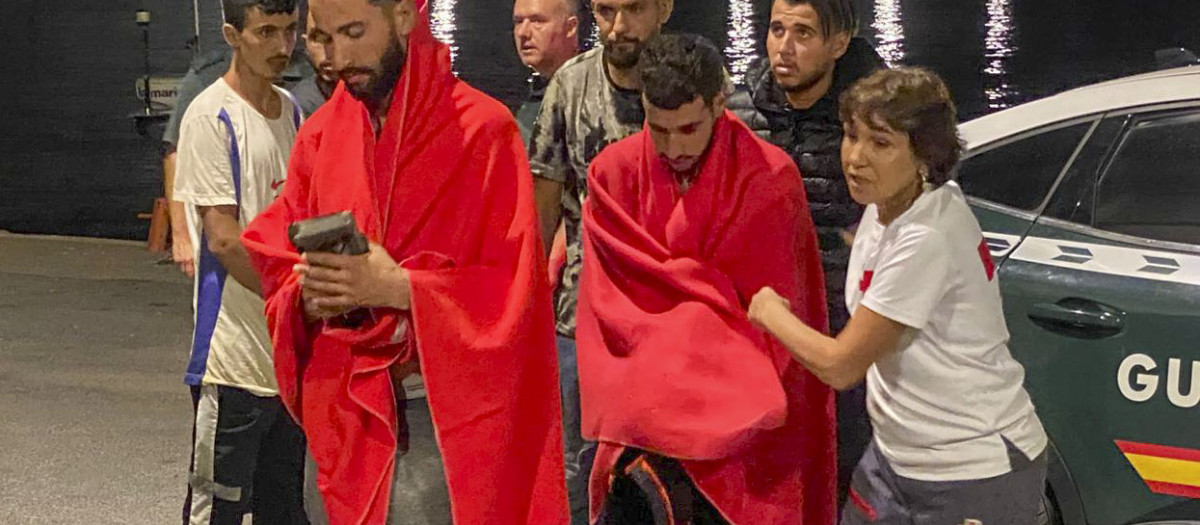 La Guardia Civil ha detenido en la noche de este domingo en una playa de La Herradura (Granada) a 22 personas de origen magrebí, entre los que podría haber 4 menores, que iban a bordo de una embarcación neumática de alta potencia. La embarcación llegó a una zona cercana a la playa de La Herradura, en el término municipal de Almuñécar, y sus integrantes se lanzaron al agua antes de llegar a la orilla para que después la embarcación se diera a la fuga mar adentro. Tras su detención en la orilla han sido trasladados al puerto de Motril, donde han sido atendidos por voluntarios de la Cruz Roja para comprobar sus estado de salud. EFE/ Alba Feixas