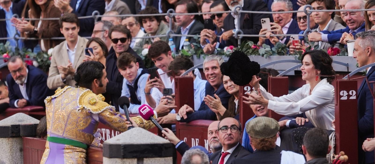 El diestro Morante de la Puebla dedica su primero de la tarde a la presidenta de la Comunidad de Madrid, Isabel Díaz Ayuso