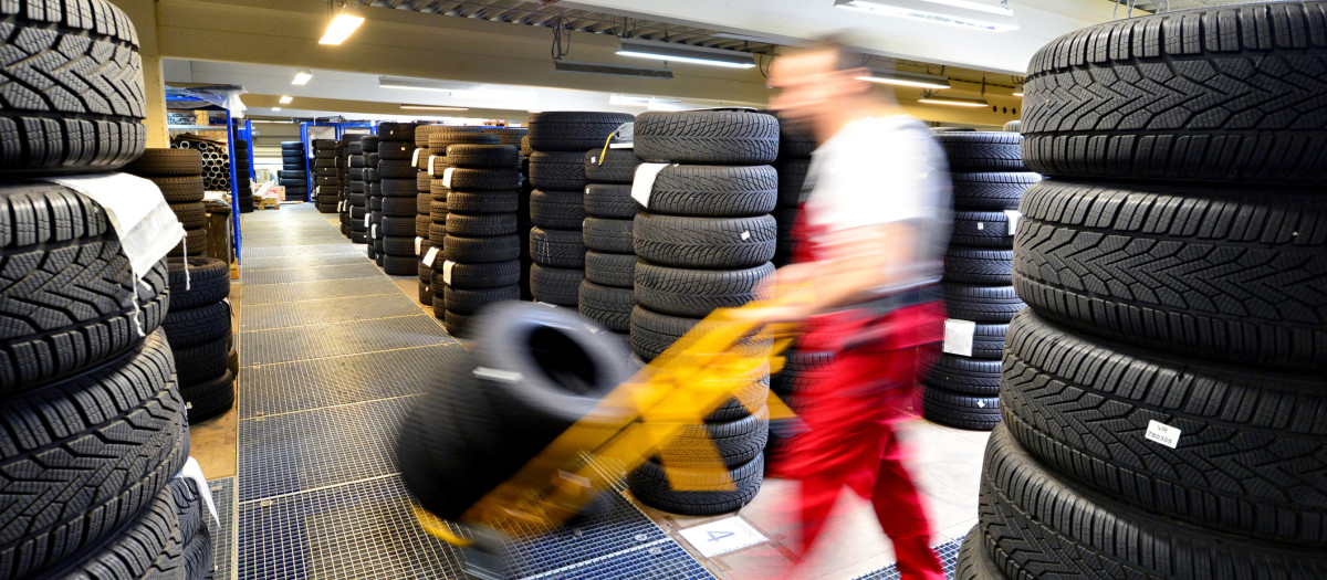 Almacén con neumáticos