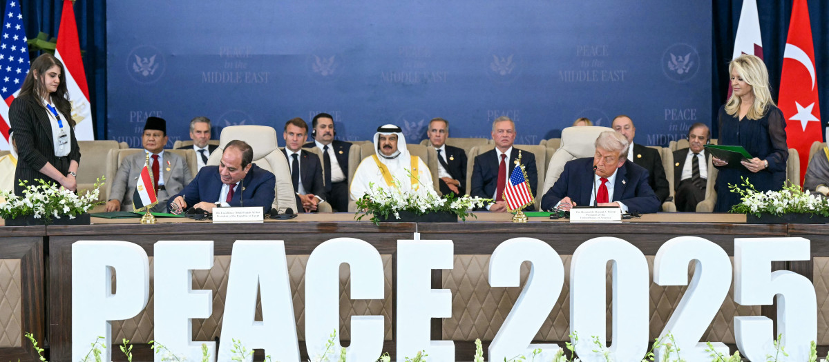 El presidente del Gobierno español, Pedro Sánchez (izq.), y el presidente de Estados Unidos, Donald Trump, se estrechan la mano durante la ceremonia de saludos ante la foto familiar en la Cumbre de Paz de Gaza en Sharm el-Sheij, Egipto,
