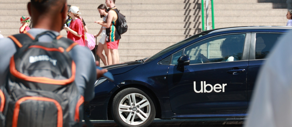 (Foto de ARCHIVO) Vehículo VTC en el acceso a la Estación de Autobuses de Plaza de Armas, en el centro de Sevilla
