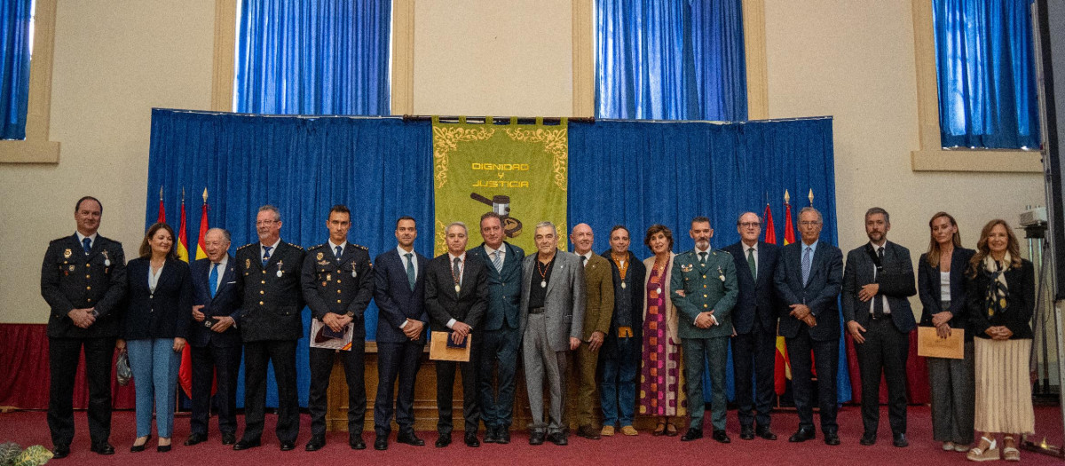 Foto de familia de los reconocidos por Dignidad y Justicia