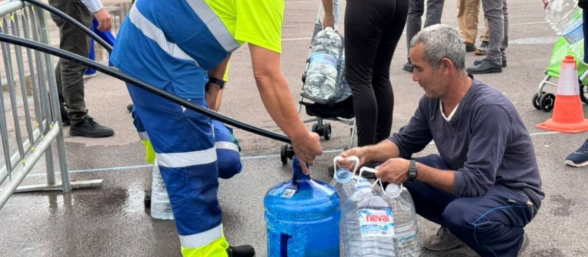 Vecinos de San Pedro del Pinatar recogiendo agua potable de una cuba debido a las infiltraciones en el canal de abastecimiento de la MCT tras el paso de la dana Alice