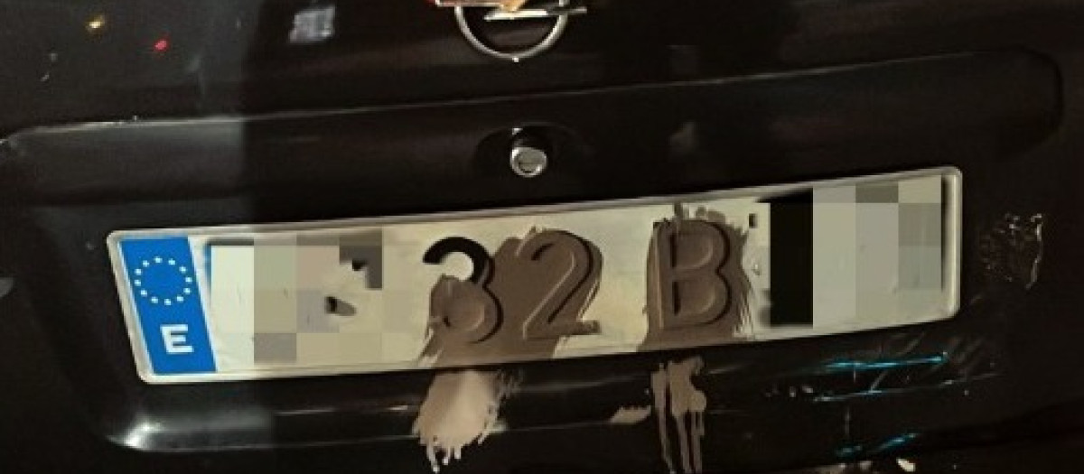 La matrícula parcialmente ocultada por barro