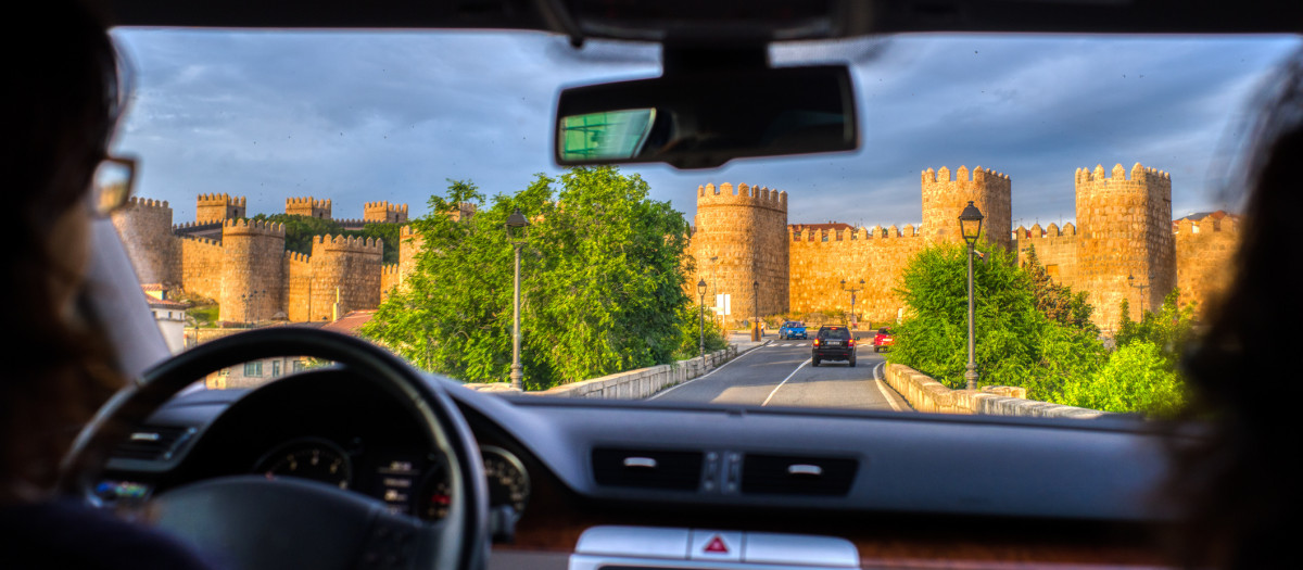Mujer conduciendo en Ávila