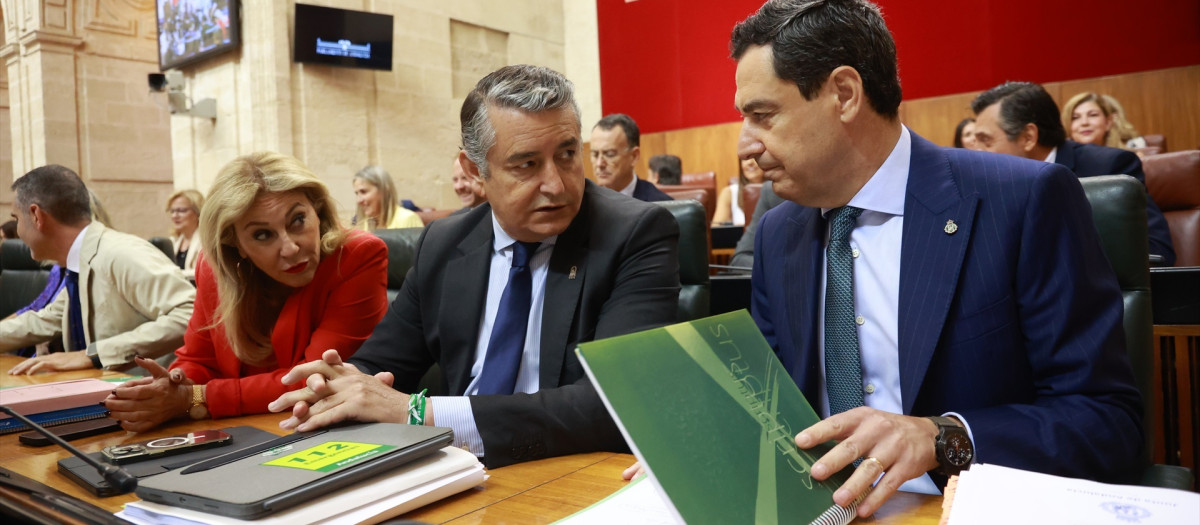 El presidente de la Junta, Juanma Moreno (d), junto al consejero de la Presidencia, Interior, Diálogo Social y Simplificación Administrativa, Antonio Sanz (c), y la consejera de Economía y portavoz del Gobierno andaluz, Carolina España