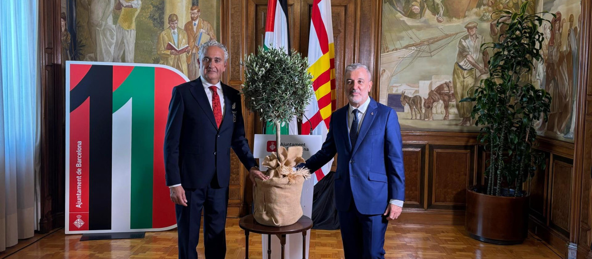 El alcalde de Barcelona, Jaume Collboni, ha regalado a su homólogo un olivo