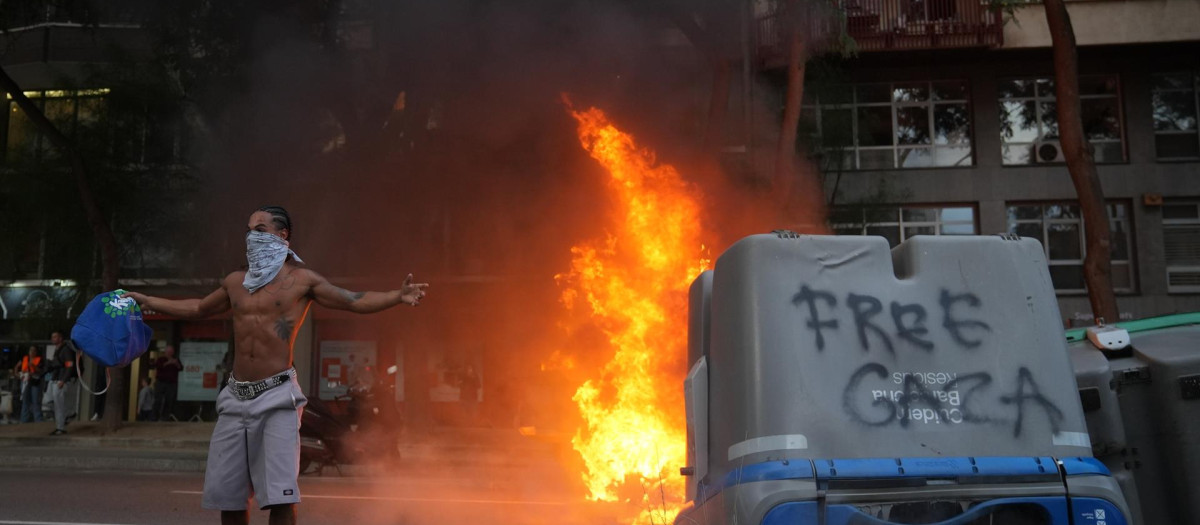 Contenedores quemados en la manifestación pro-Palestina de este miércoles en Barcelona