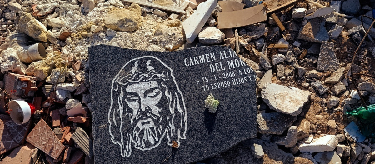 Lápida vertida en un solar municipal de Ibi (Alicante)