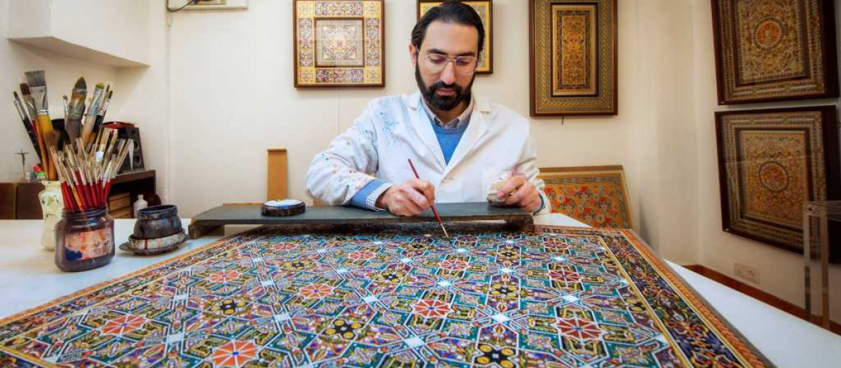 Imagen de archivo de José Carlos Villarejo trabajando en un guadamecí