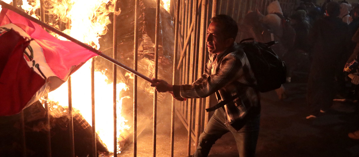 Un manifestante choca con la policía en Lima tras una manifestación contra la criminalidad