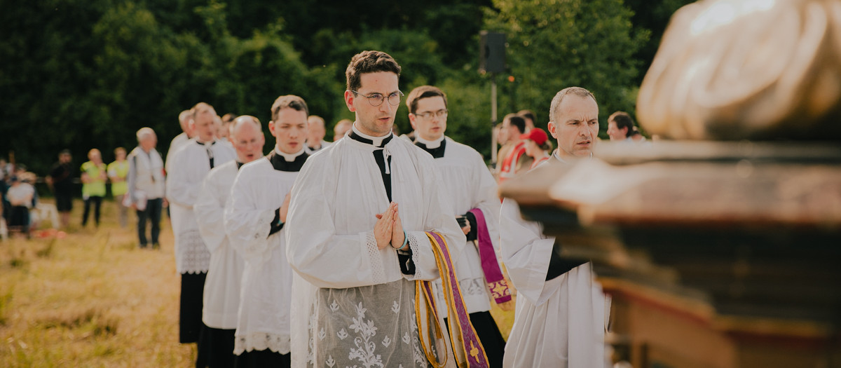 Sacerdotes antes del inicio de una misa