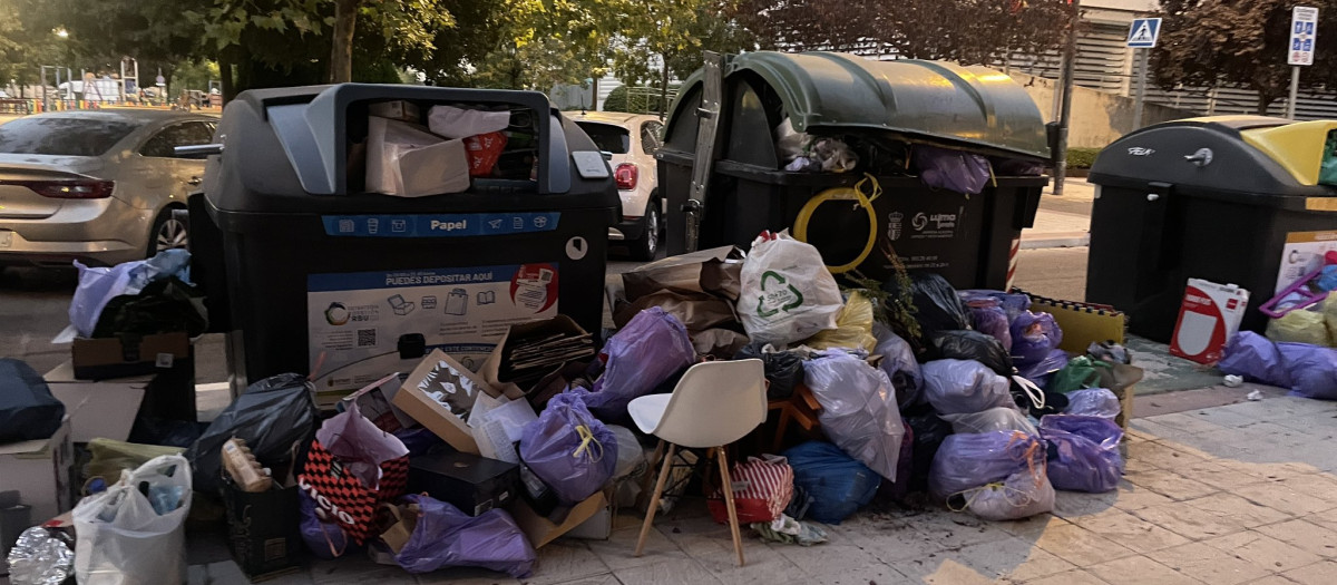 Basura acumulada en la acera junto a los nuevos contenedores llenos de Getafe