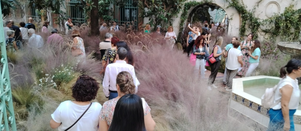 Instalación Jardín sin tiempo, de la mexicana Gabriela Salazar, visitable en el Patio del Reloj del Palacio de La Merced