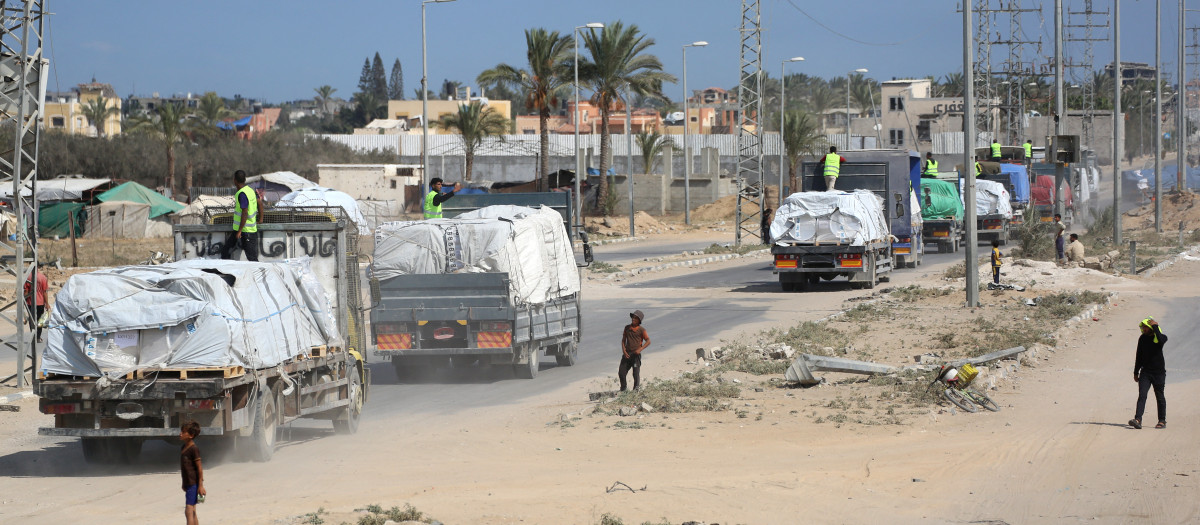 Camiones con ayuda del Programa Mundial de Alimentos (PMA) circulan por una carretera en Deir el-Balah