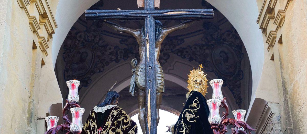 El regreso de las hermandades en el Vía Crucis Magno, en imágenes