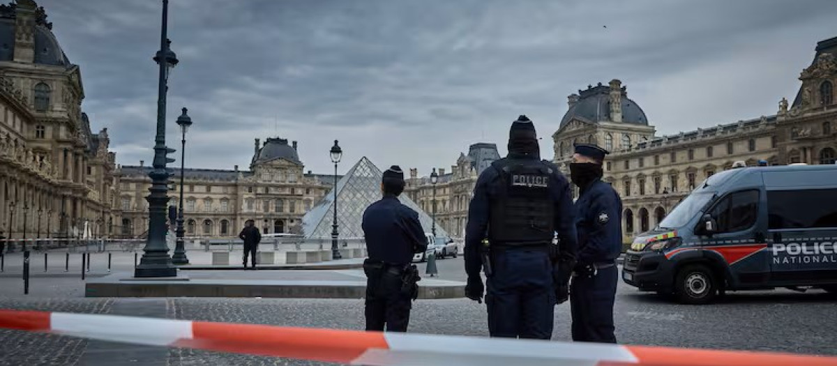 Varios policías franceses controlan la zona exterior del museo Louvre, en París
