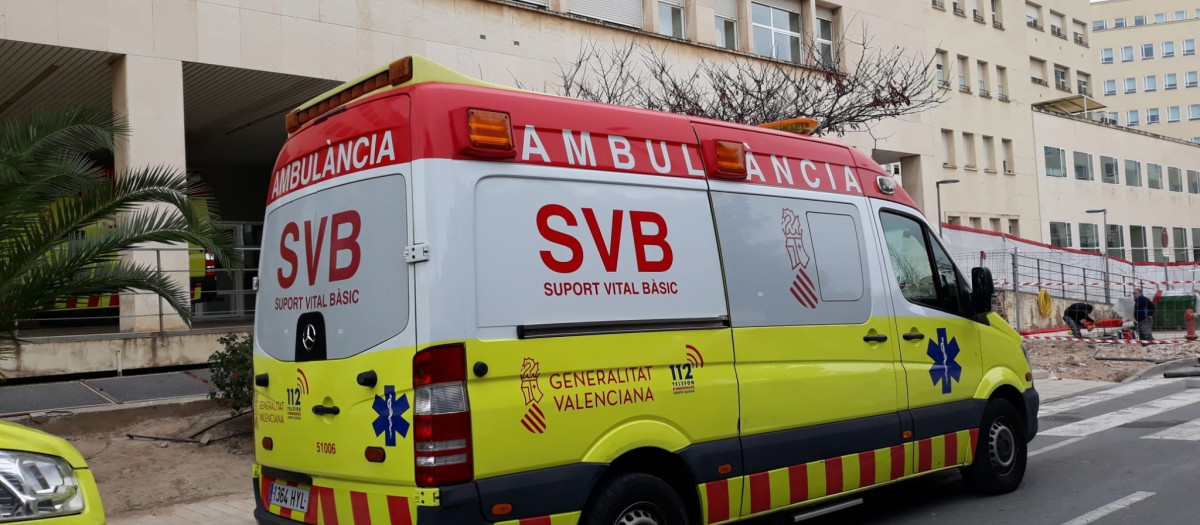 Imagen de archivo de una ambulancia tomada en Alicante