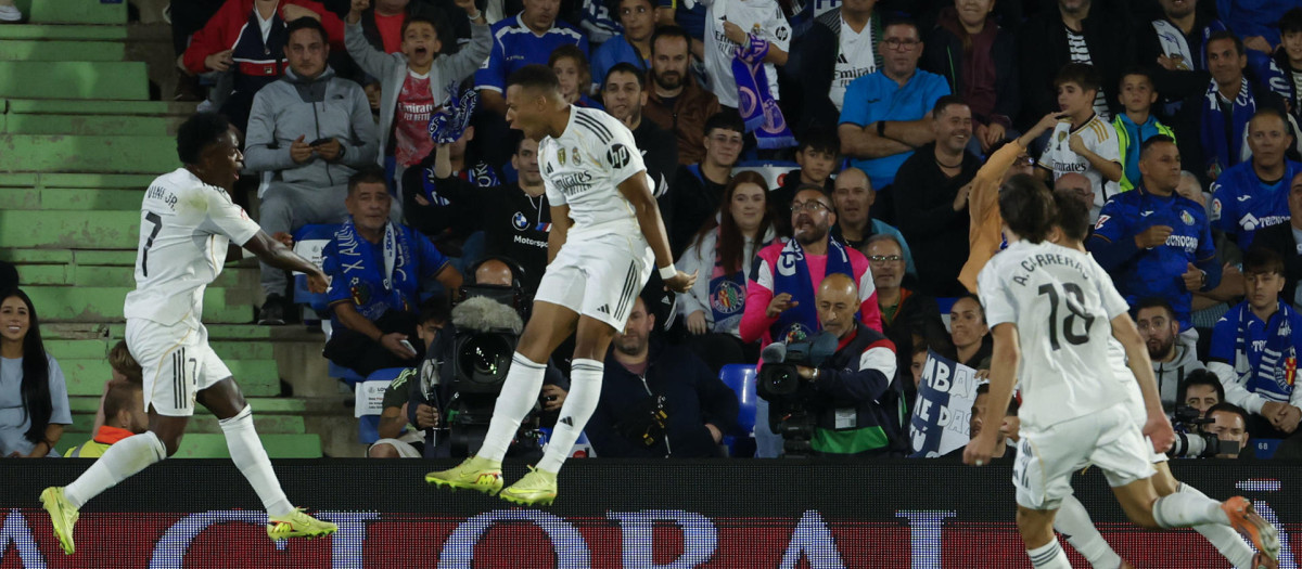 Los jugadores del Real Madrid celebran el gol de Mbappé
