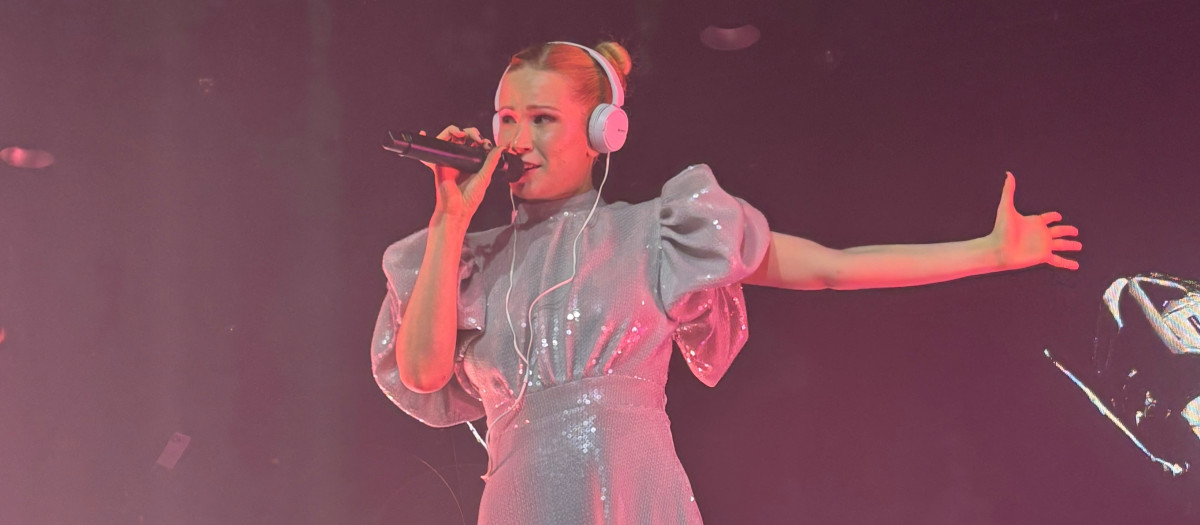 Imagen de Monetochka durante su concierto en Roig Arena