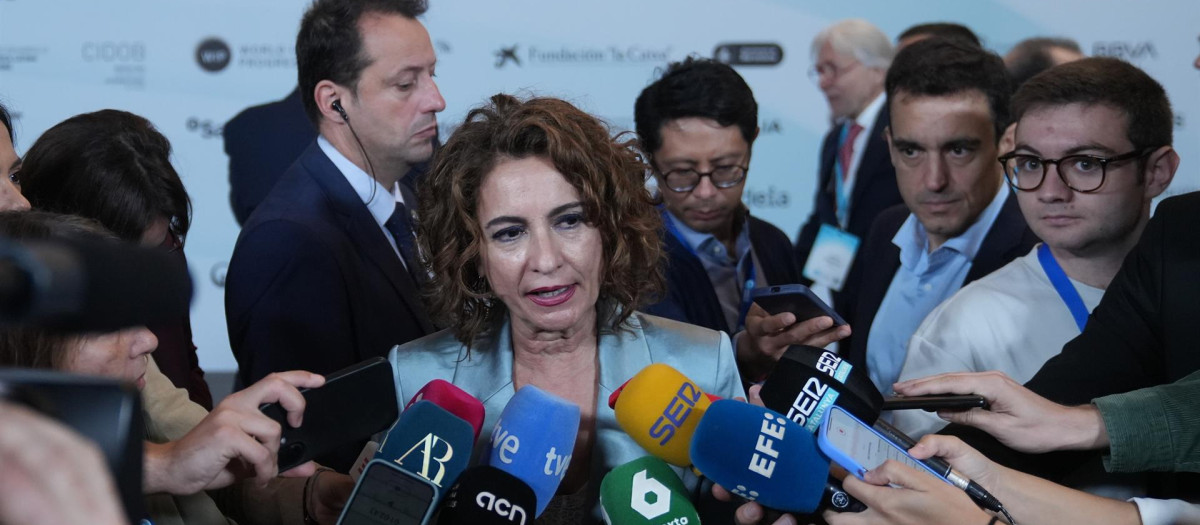 La vicepresidenta María Jesús Montero atiende a la prensa antes de participar en el foro