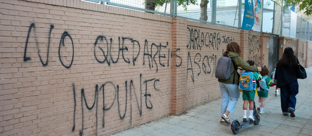Pintadas en la fachada del colegio sevillano tras el suicidio de su alumna Sandra Peña